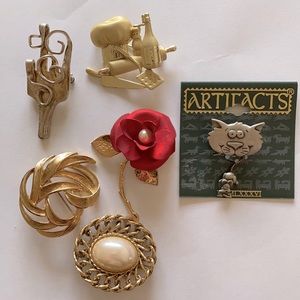 Set of vintage brooches